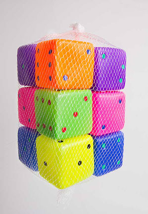 Dados de plastico de colores