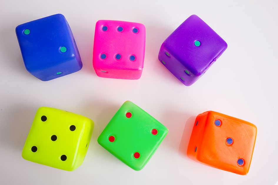 dados de plastico de colores