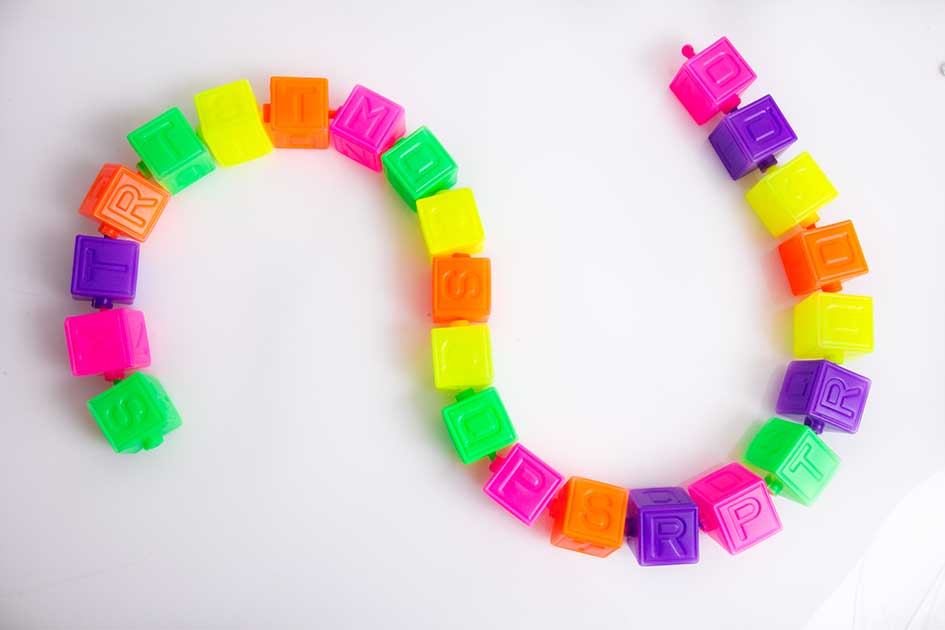 Cubos de plastico con el alfabeto para formar palabras