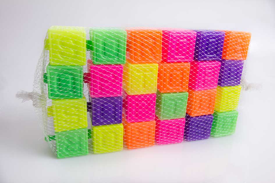 Cubos de plástico con alfabeto para formar palabras